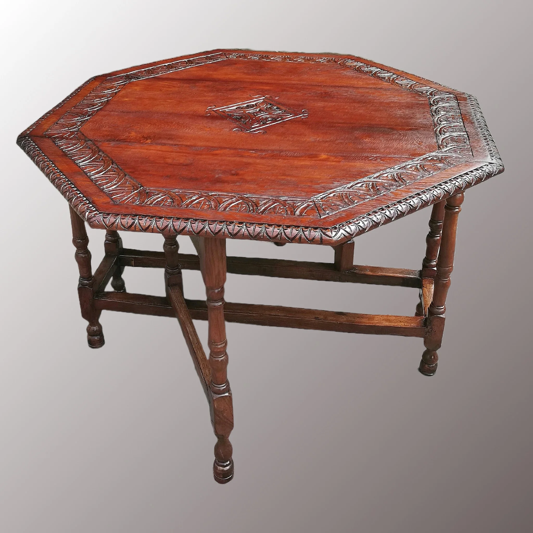 Historizáló nyolcszögletű asztal - 2. nézet