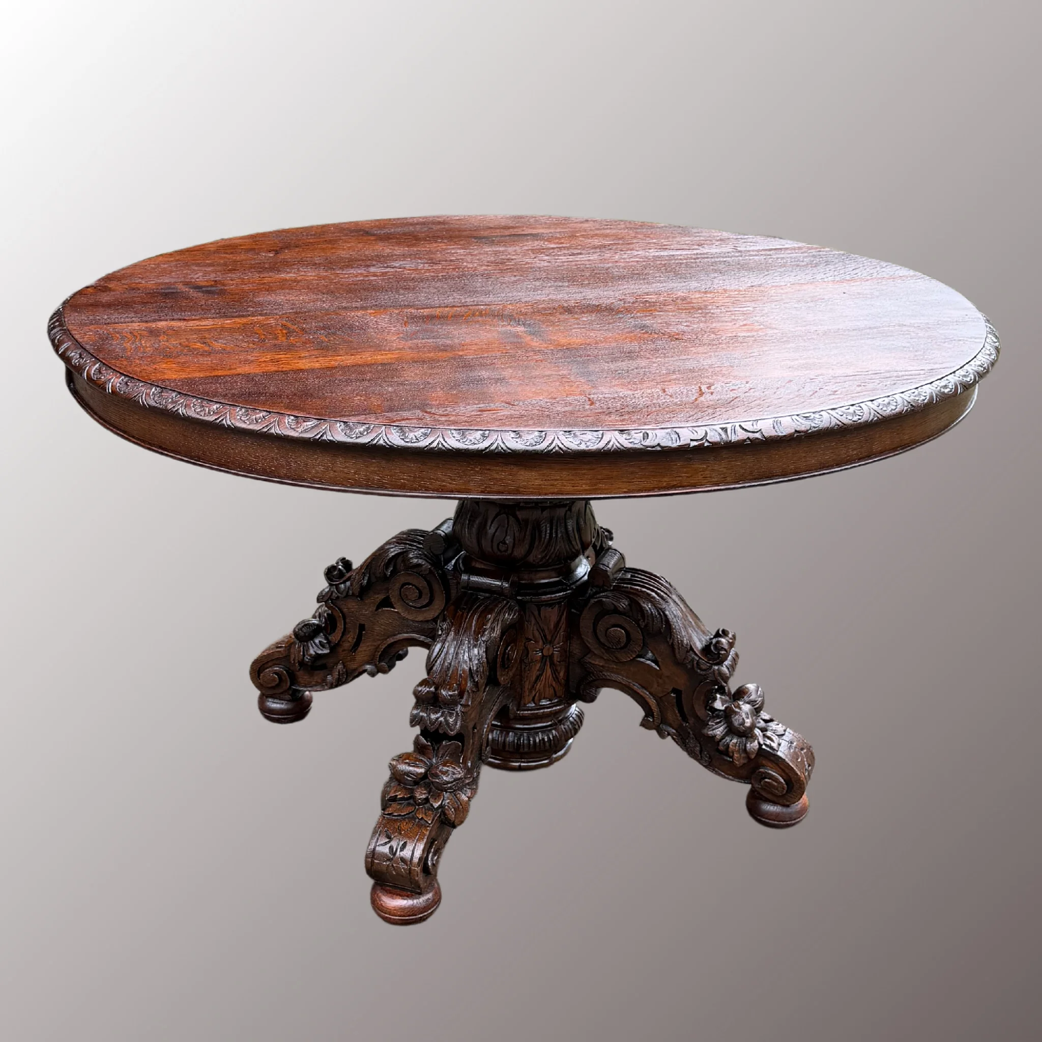 Historizáló kerek asztal - 2. nézet