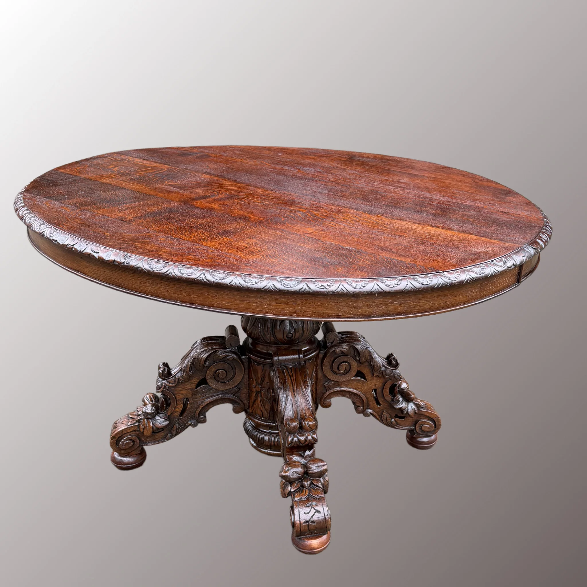 Historizáló kerek asztal - 3. nézet