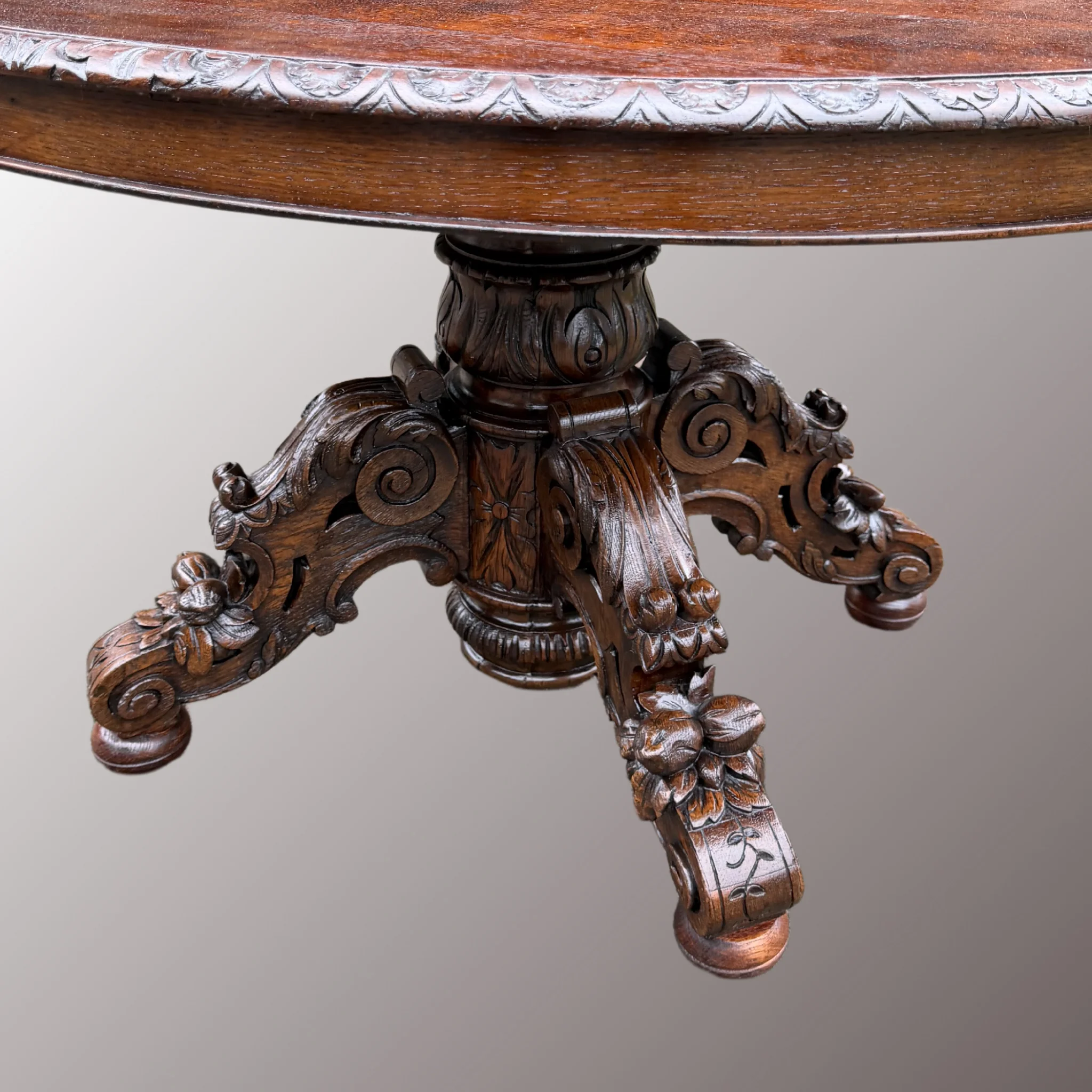 Historizáló kerek asztal - 4. nézet