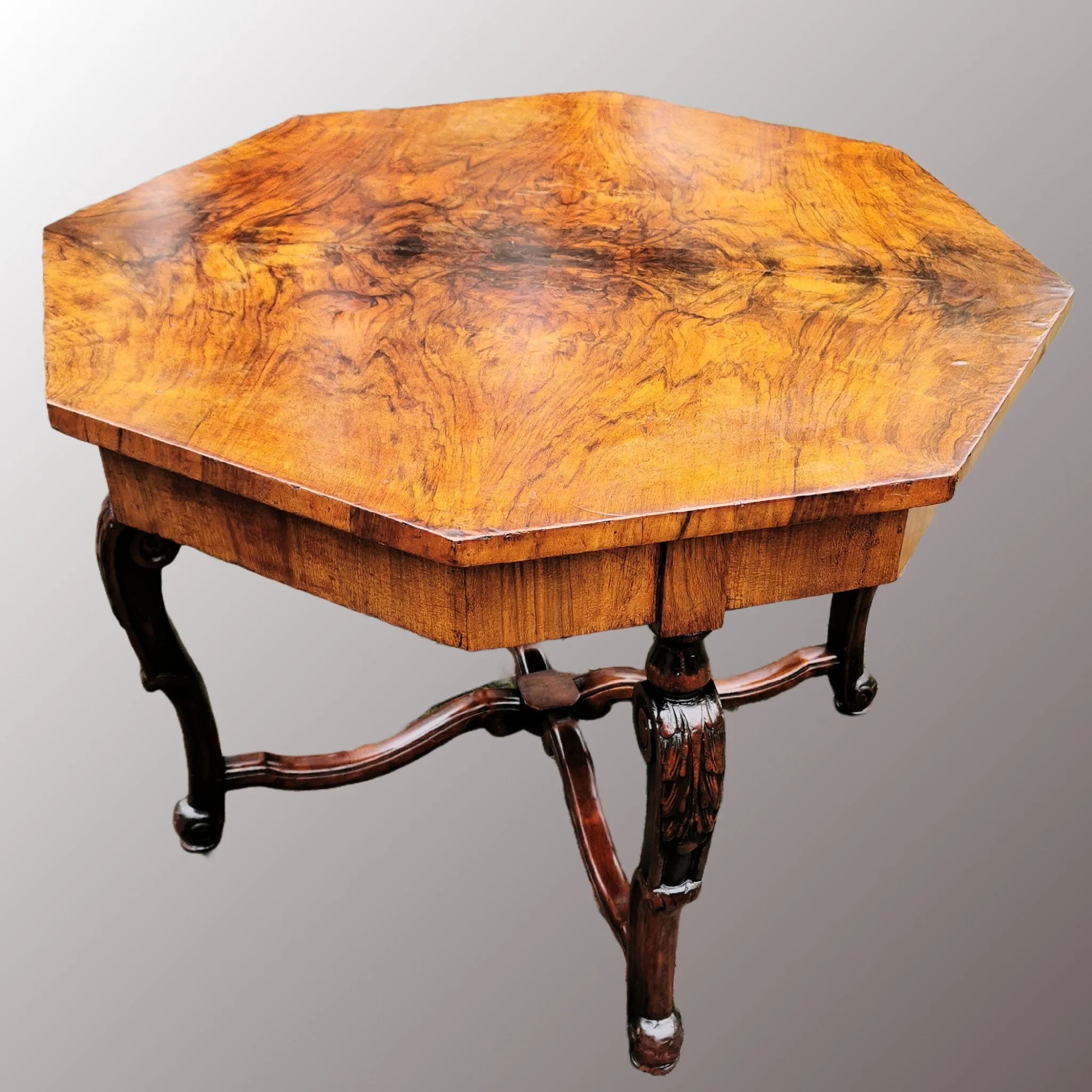 Historizáló társalgóasztal - 2. nézet