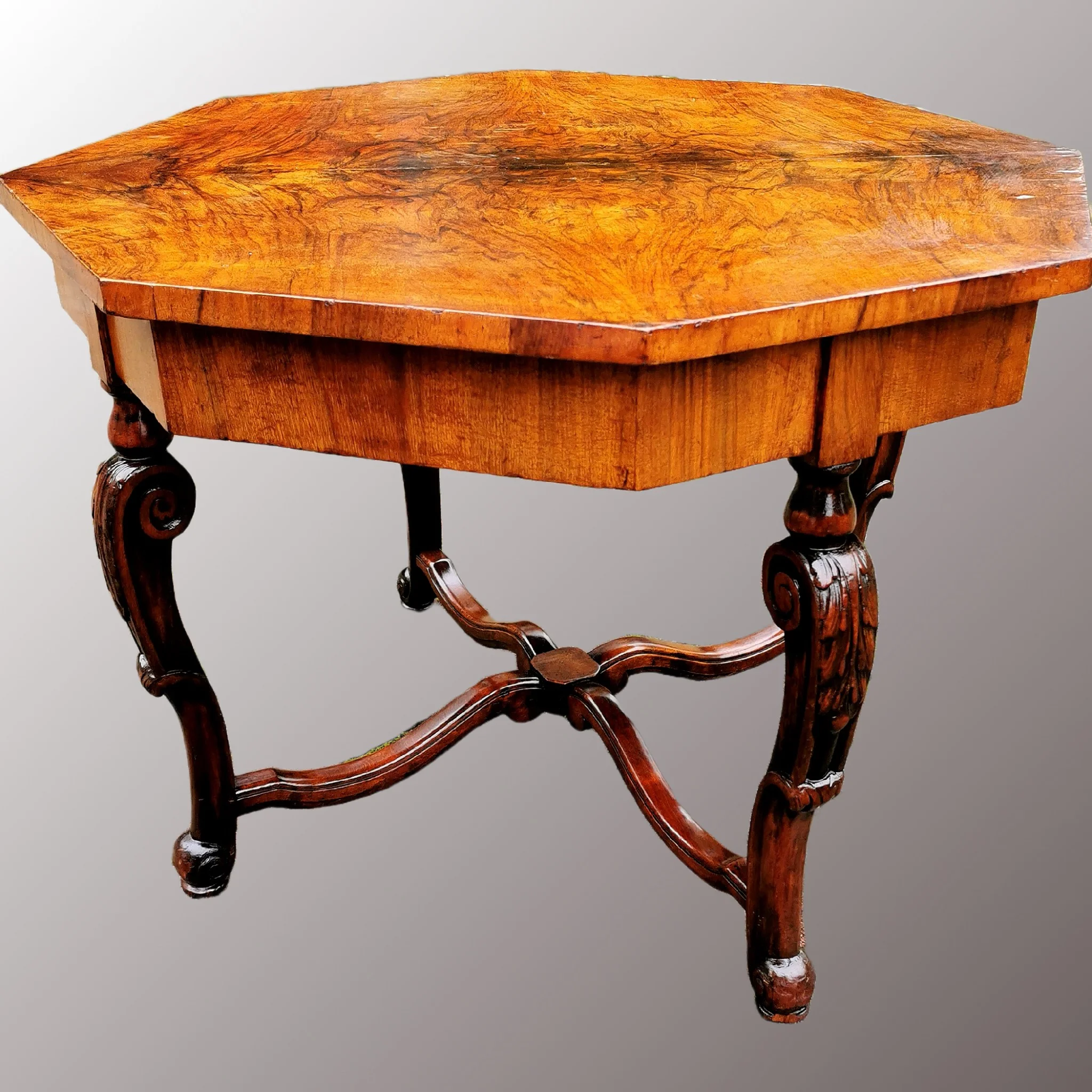 Historizáló társalgóasztal - 3. nézet