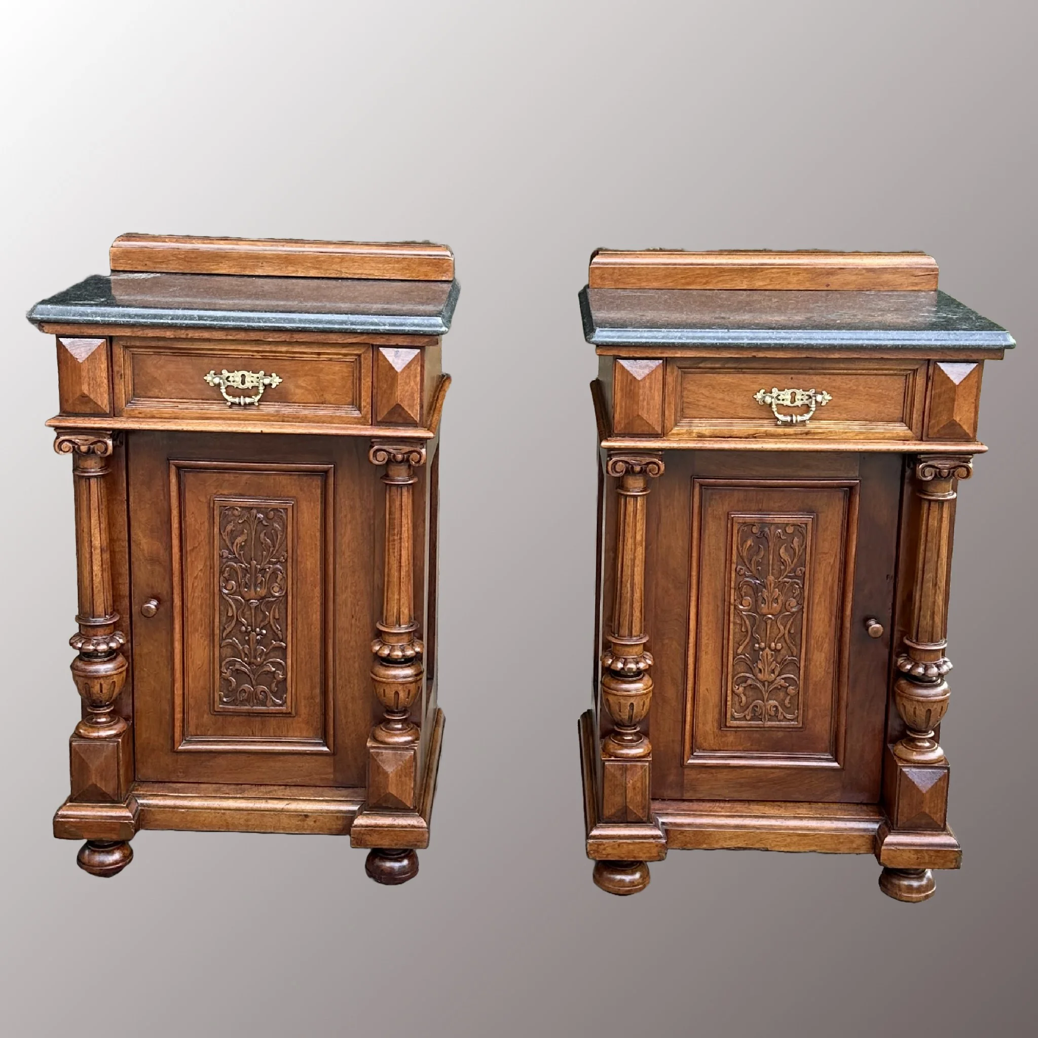 Restaurált Ónémet éjjeliszekrény pár