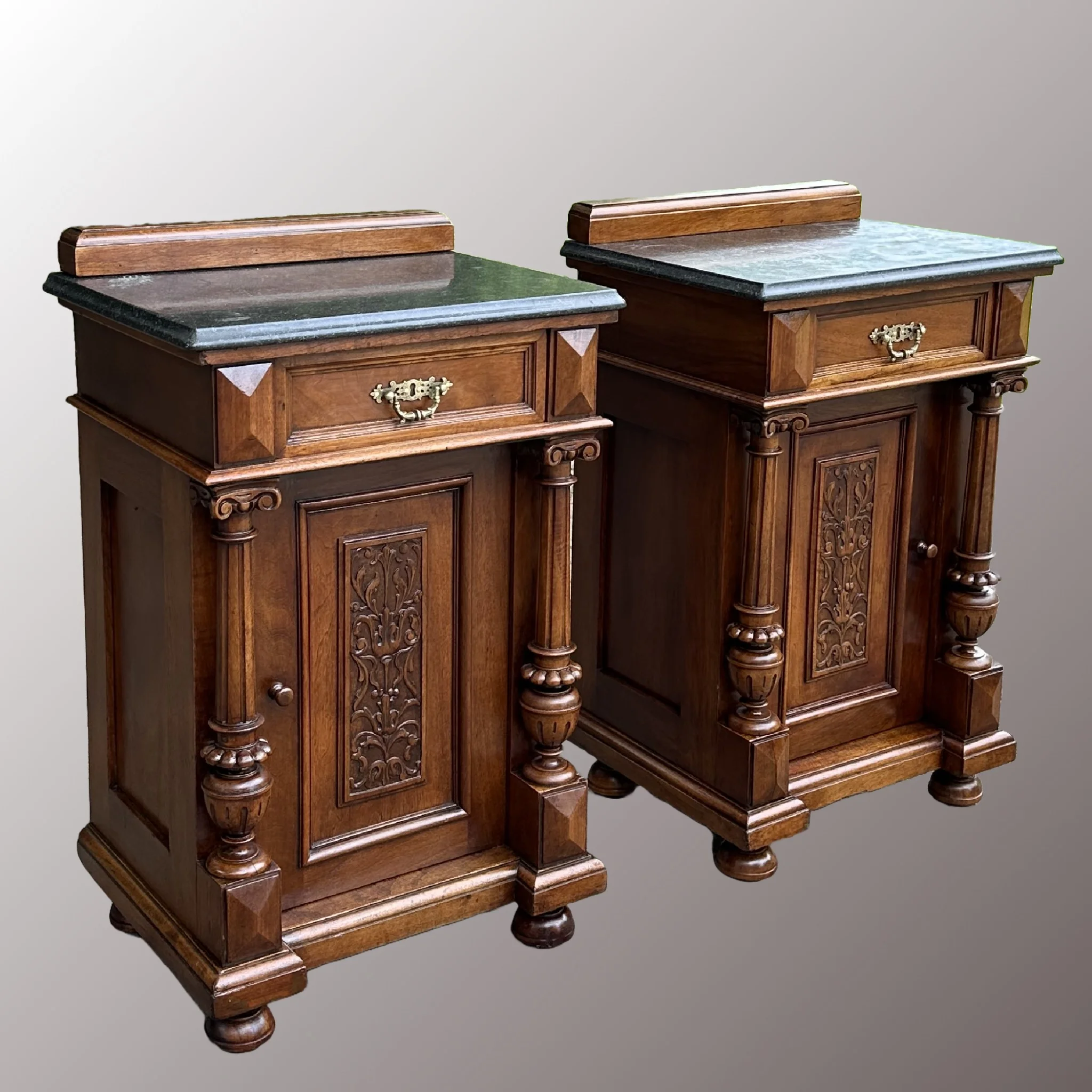 Ónémet éjjeliszekrény pár - 3. nézet