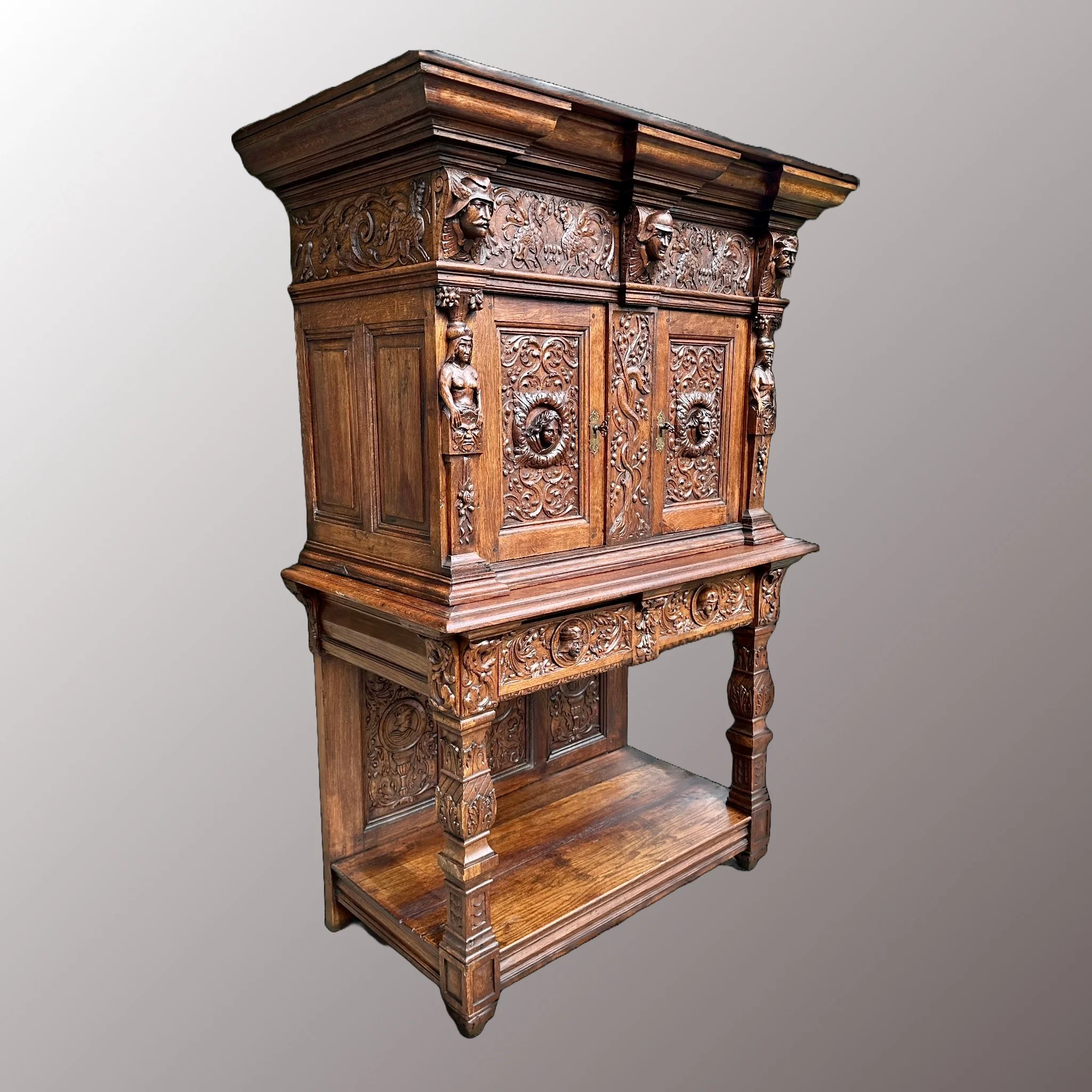 Restaurált Neoreneszánsz kabinetszekrény