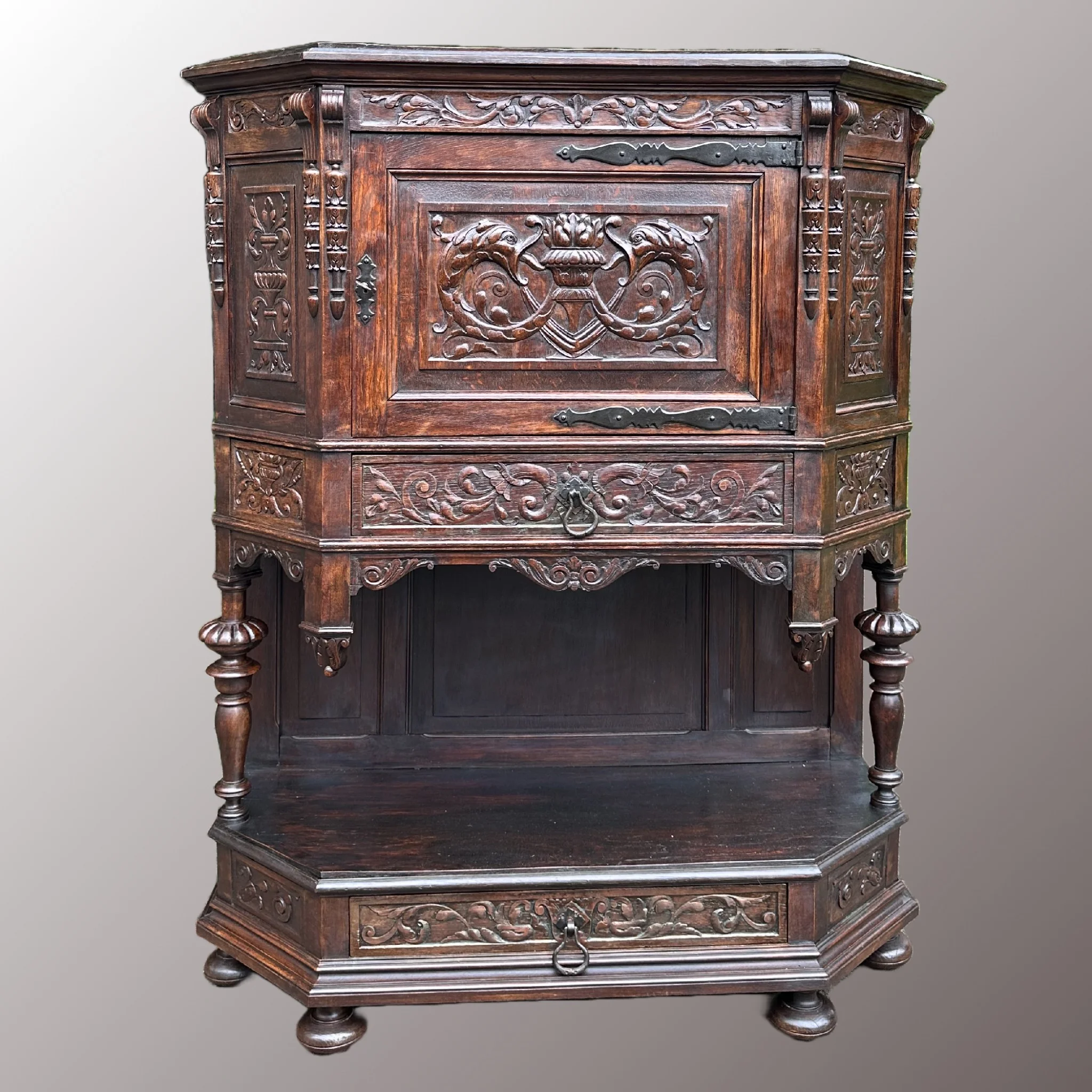 Restaurált Neoreneszánsz kabinetszekrény