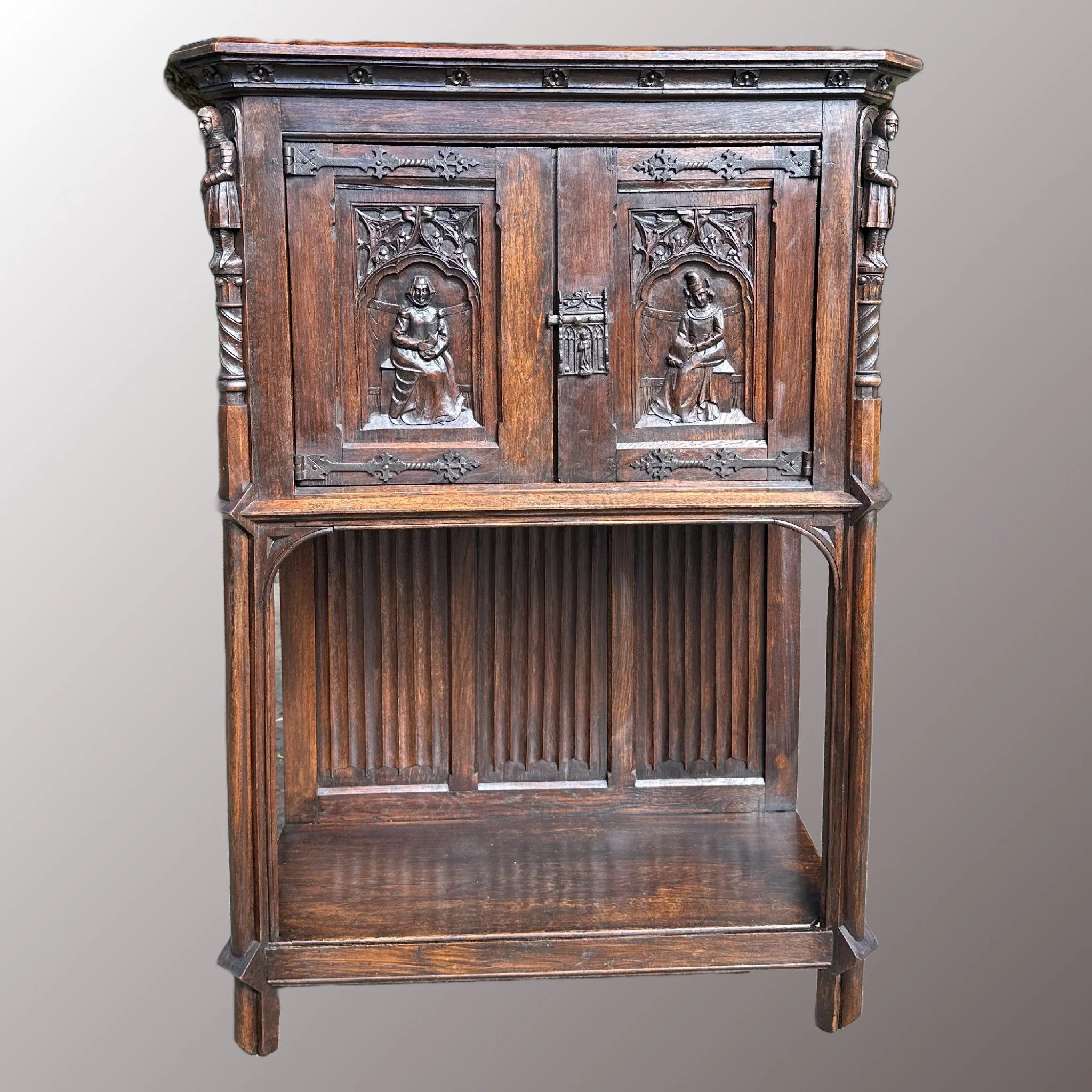 Restaurált Neogótikus kabinet szekrény