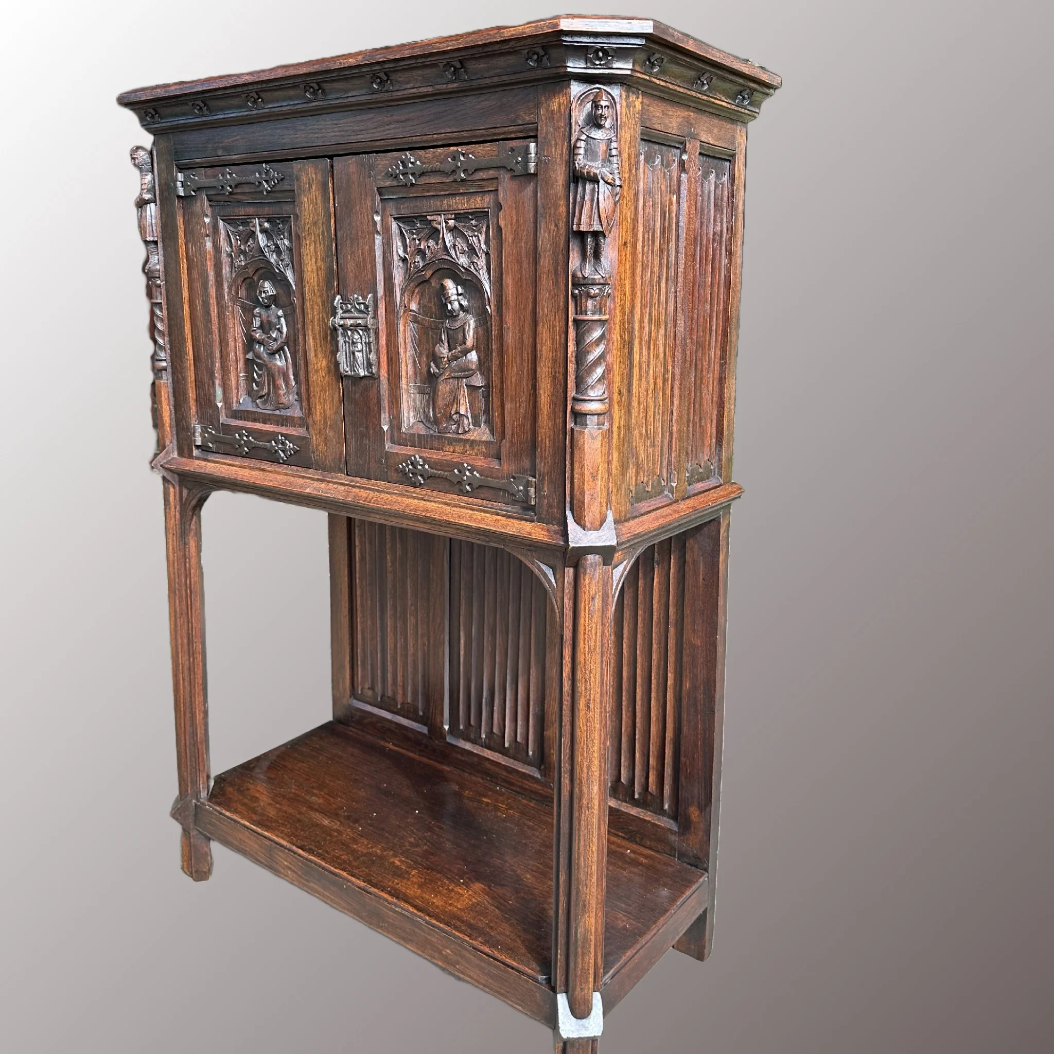 Neogótikus kabinet szekrény - 3. nézet