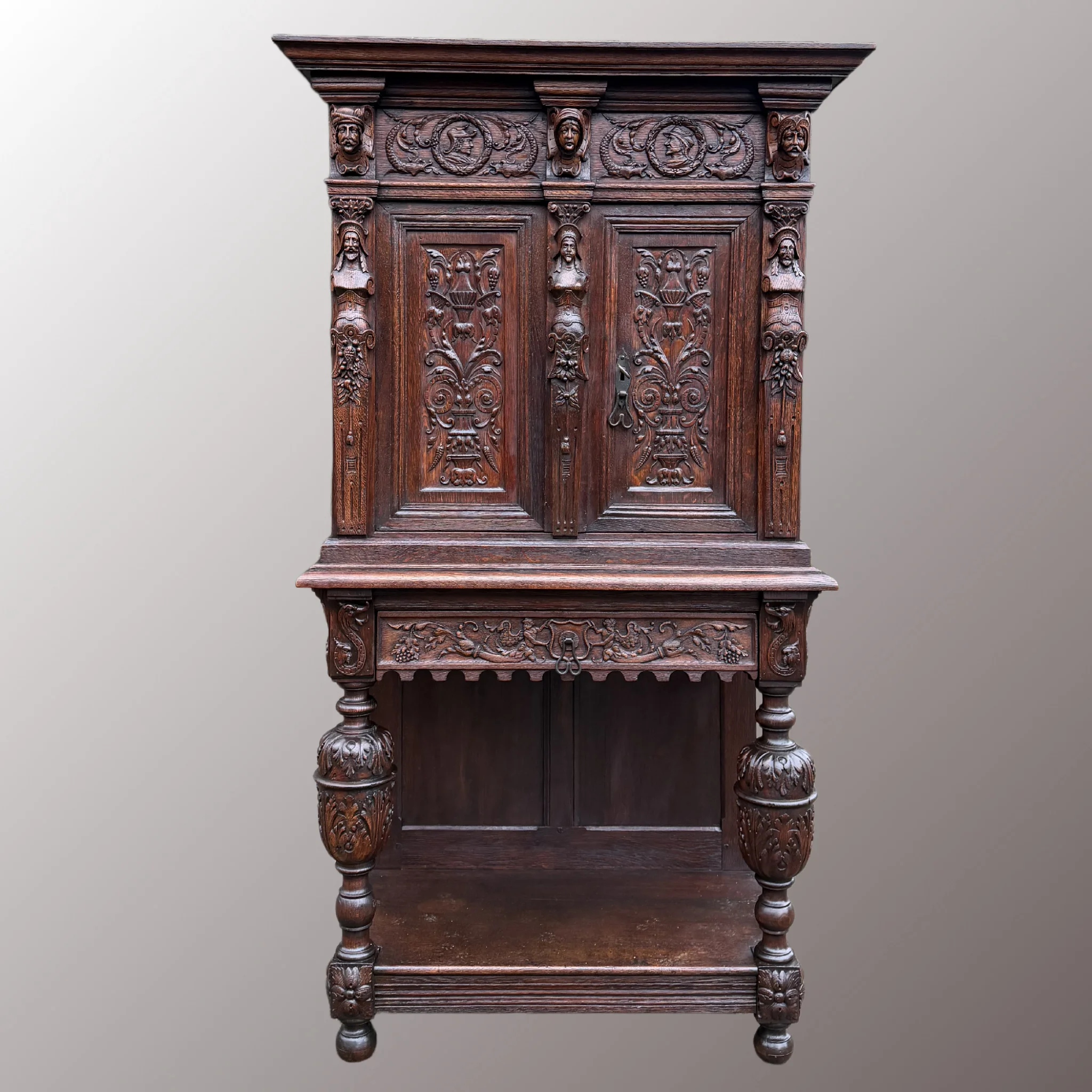 Restaurált Neoreneszánsz kabinetszekrény