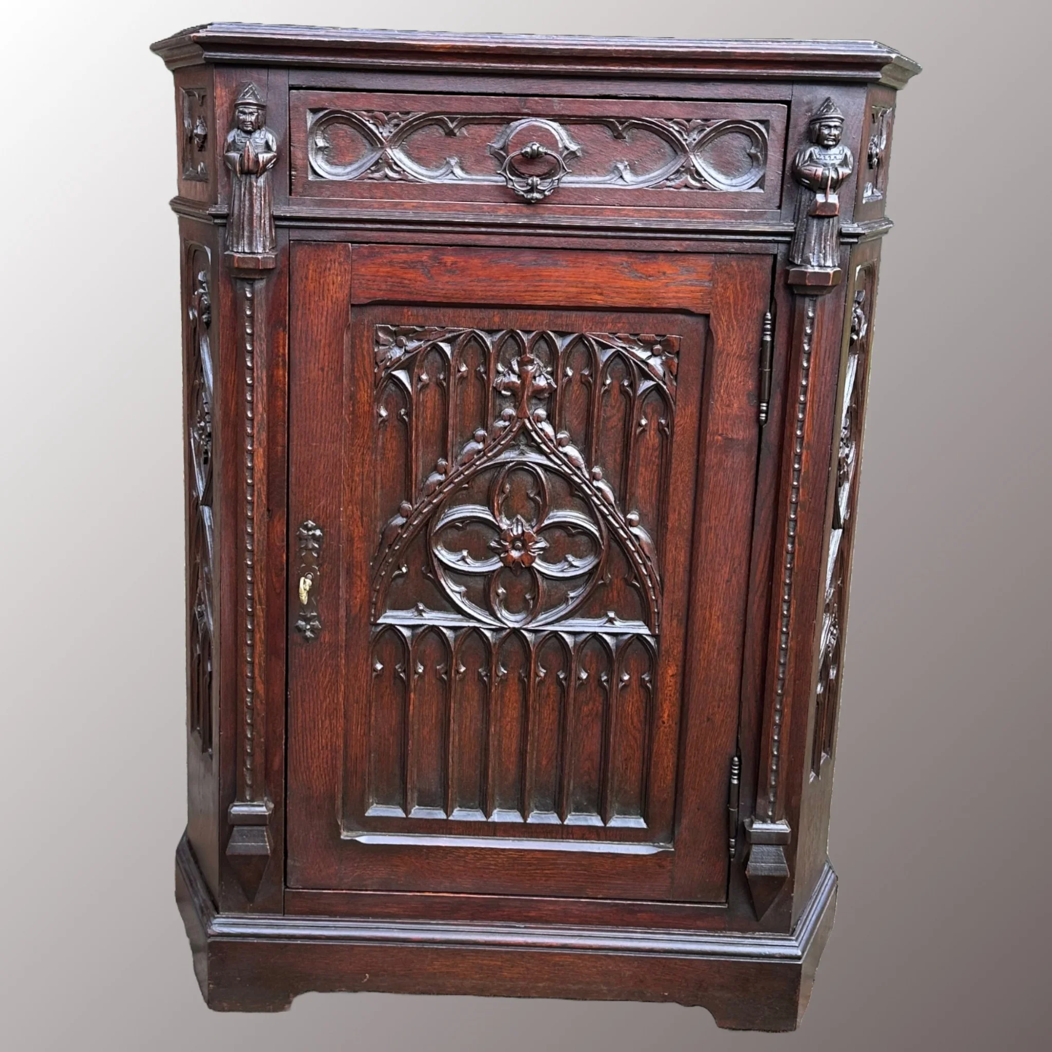 Restaurált Gótikus stílusú komód