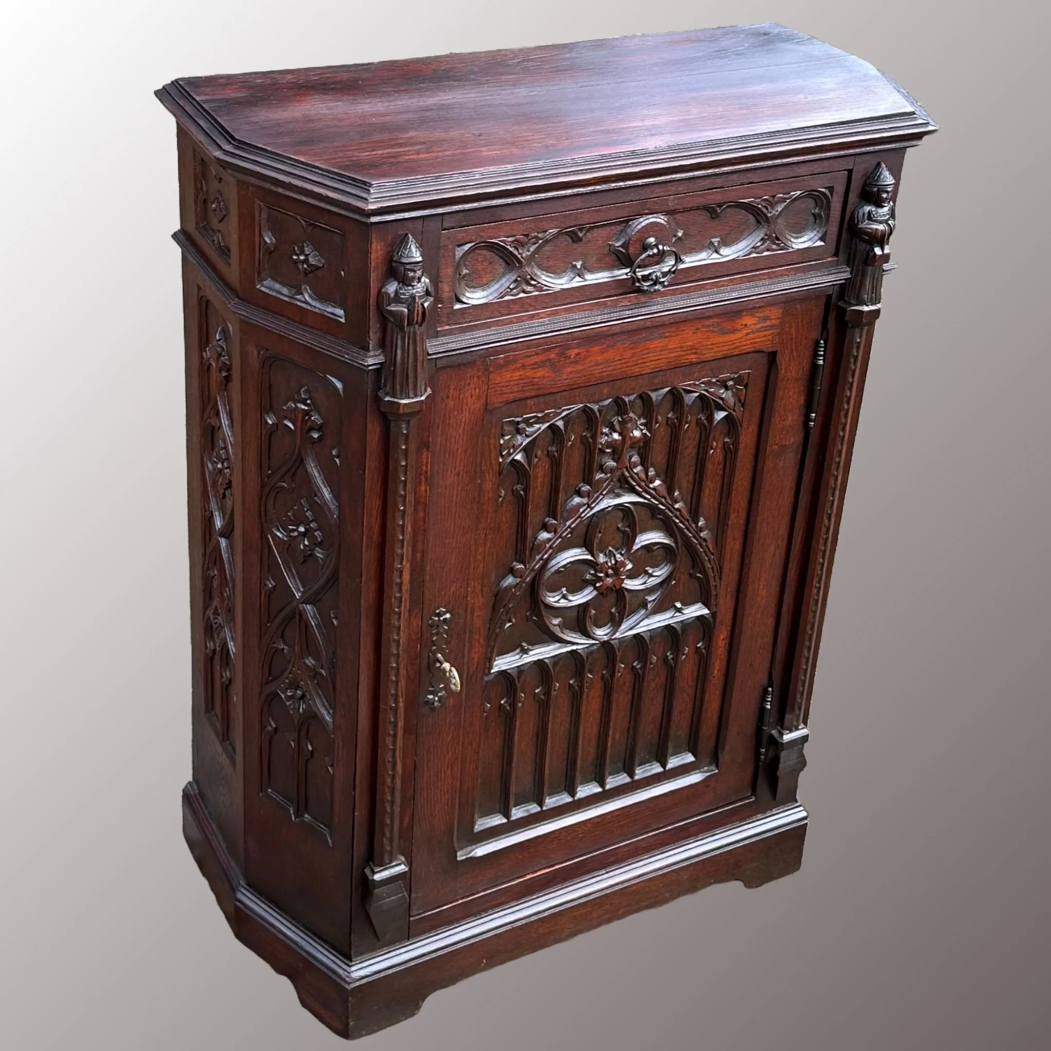 Gótikus stílusú komód - 3. nézet