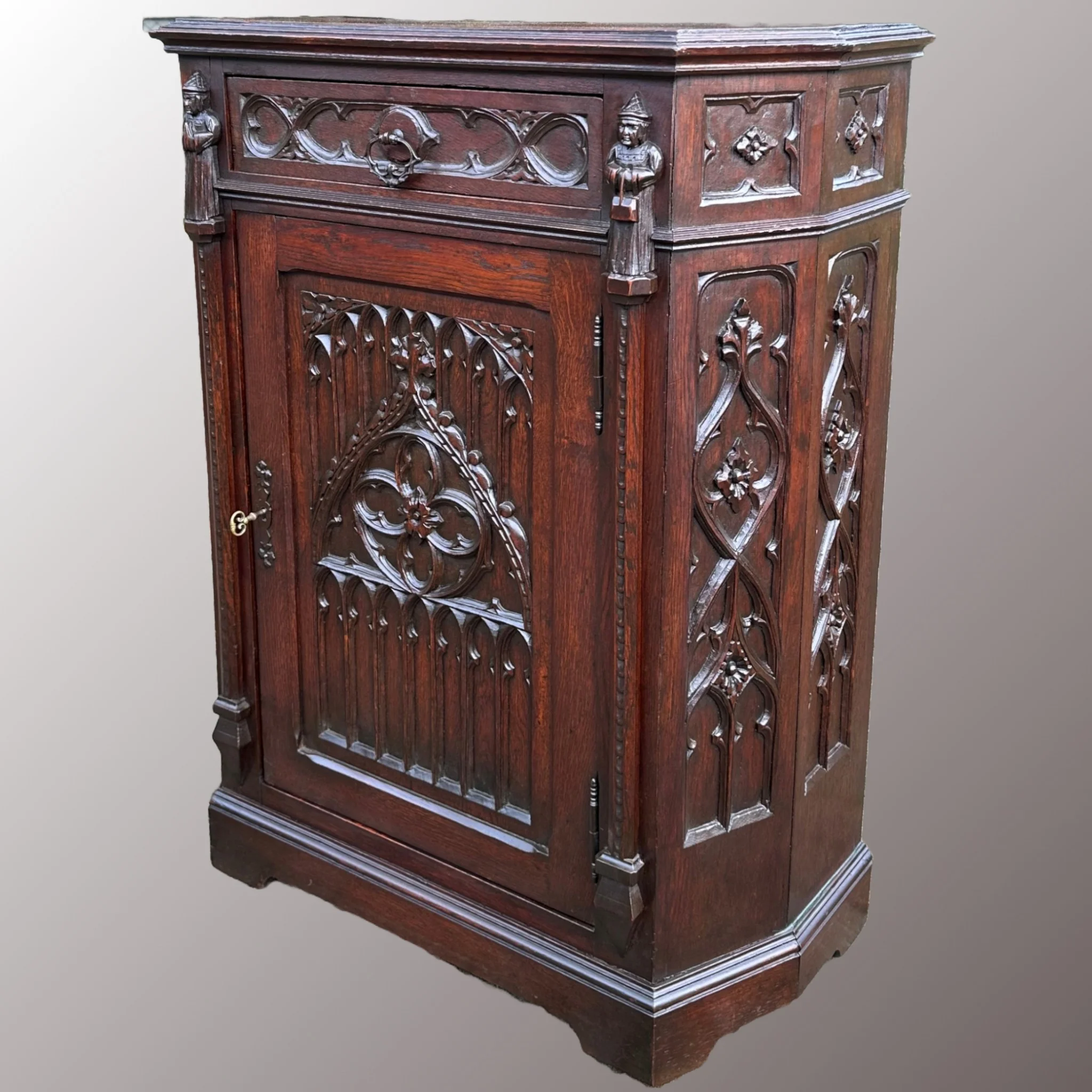 Gótikus stílusú komód - 4. nézet