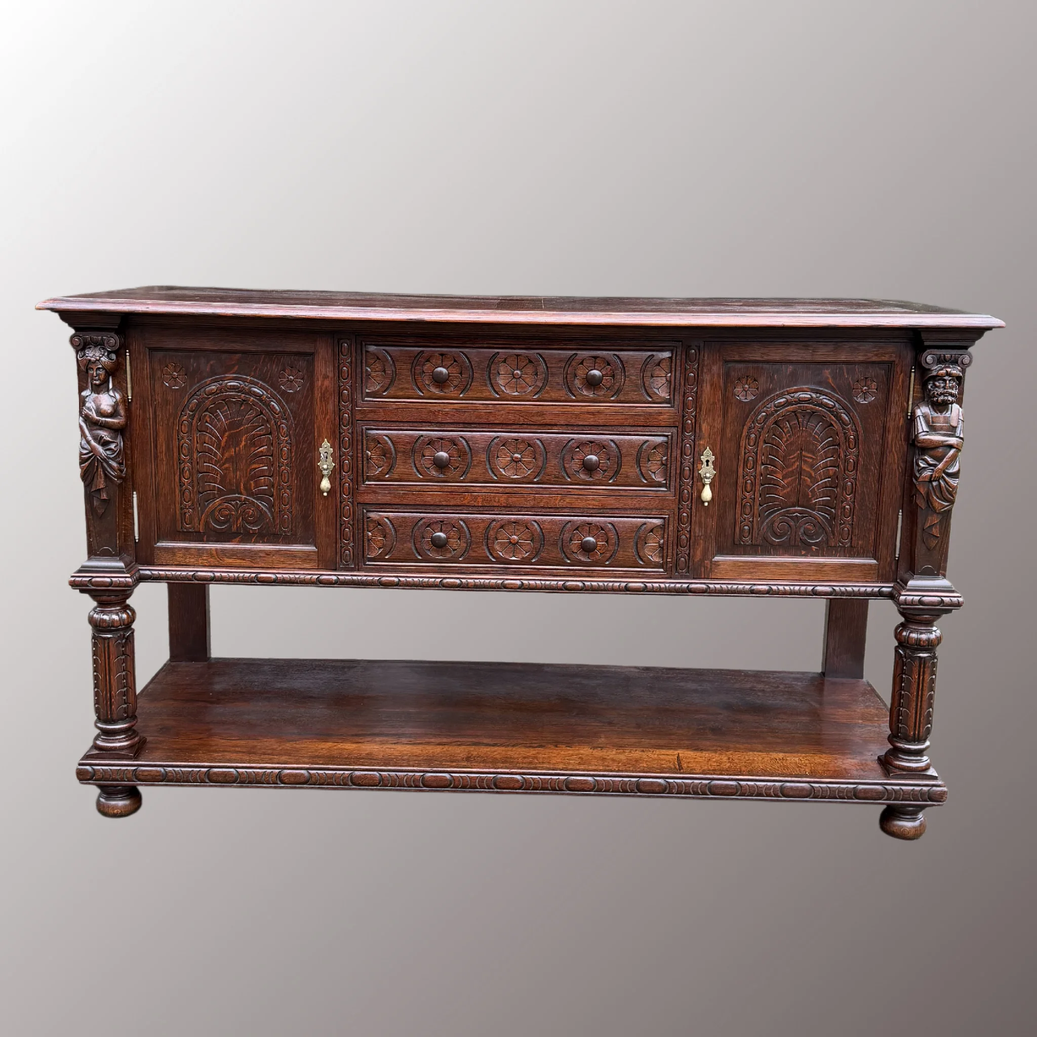 Restaurált Historizáló flamand komód