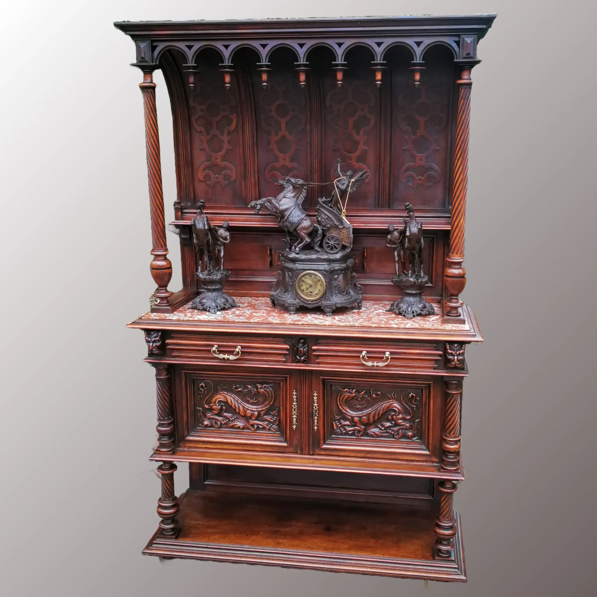 Restaurált Historizáló pohárszék