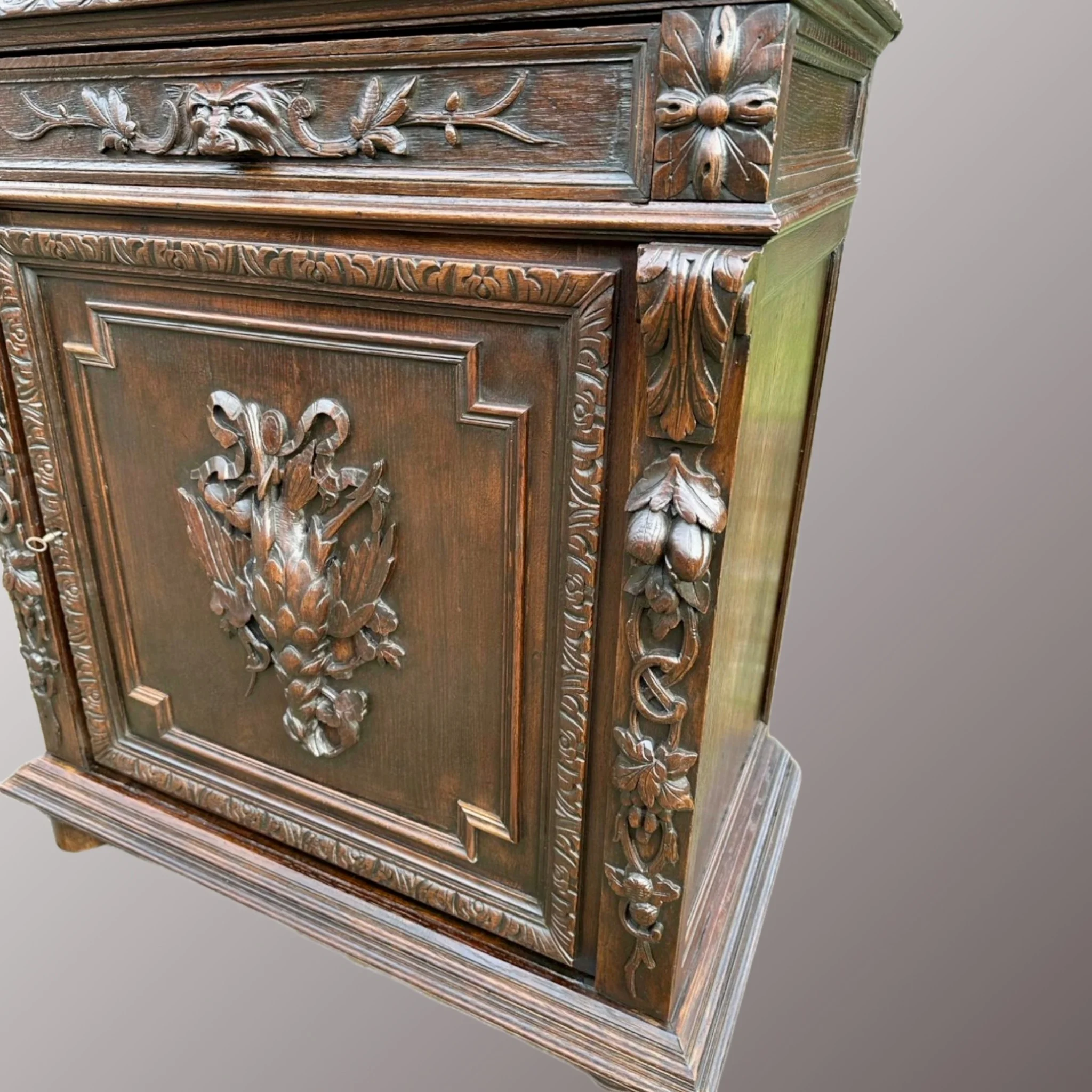 Neoreneszánsz pohárszék - 2. nézet