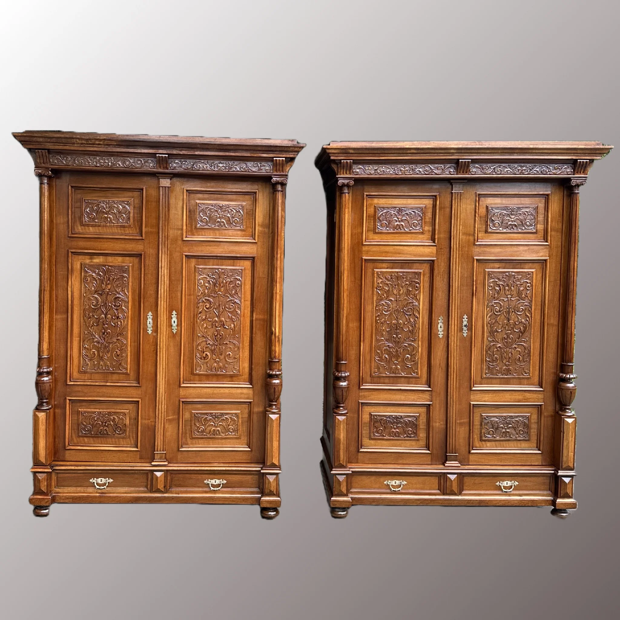 Restaurált Ónémet ruhásszekrény párban