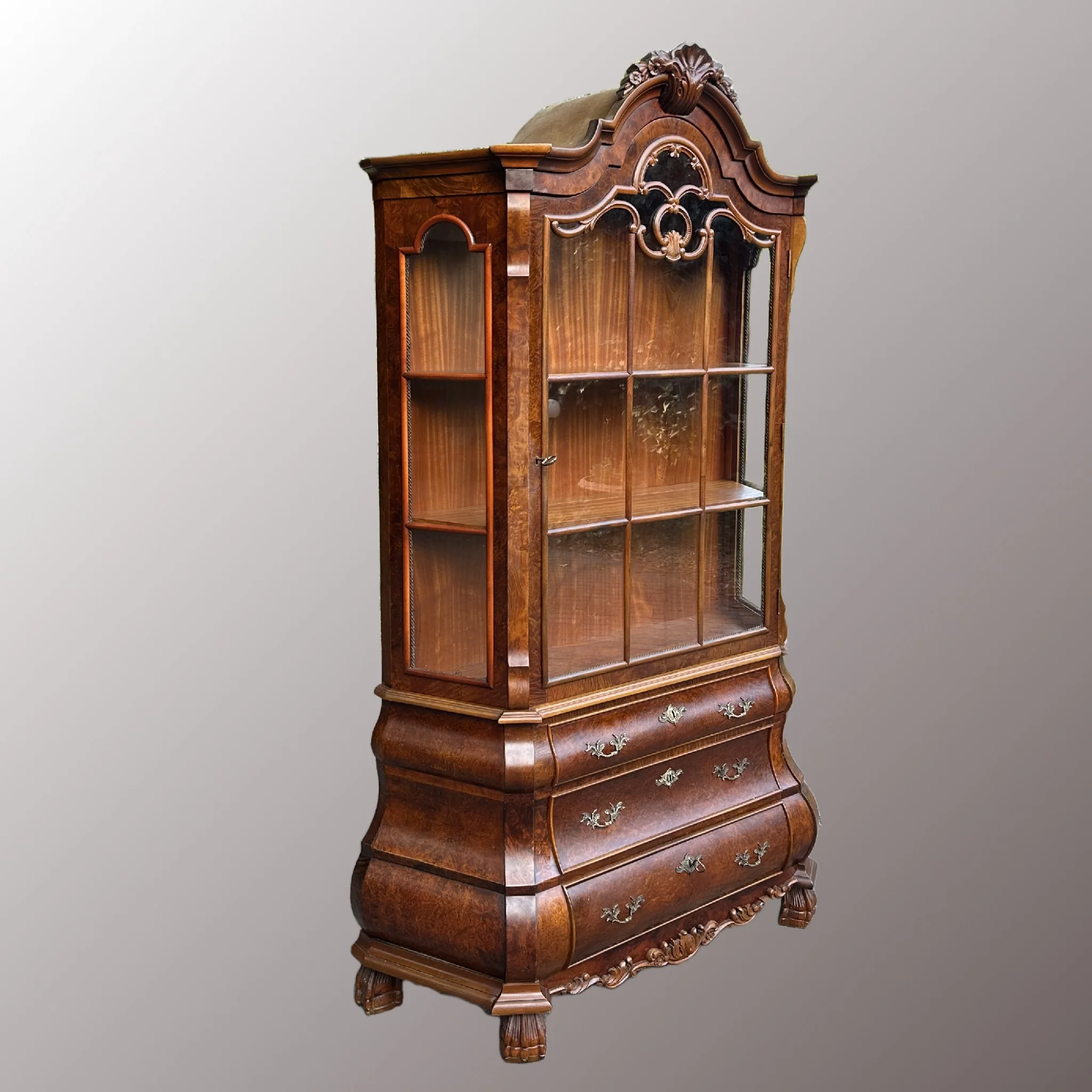 Antik hatású vitrin - 3. nézet