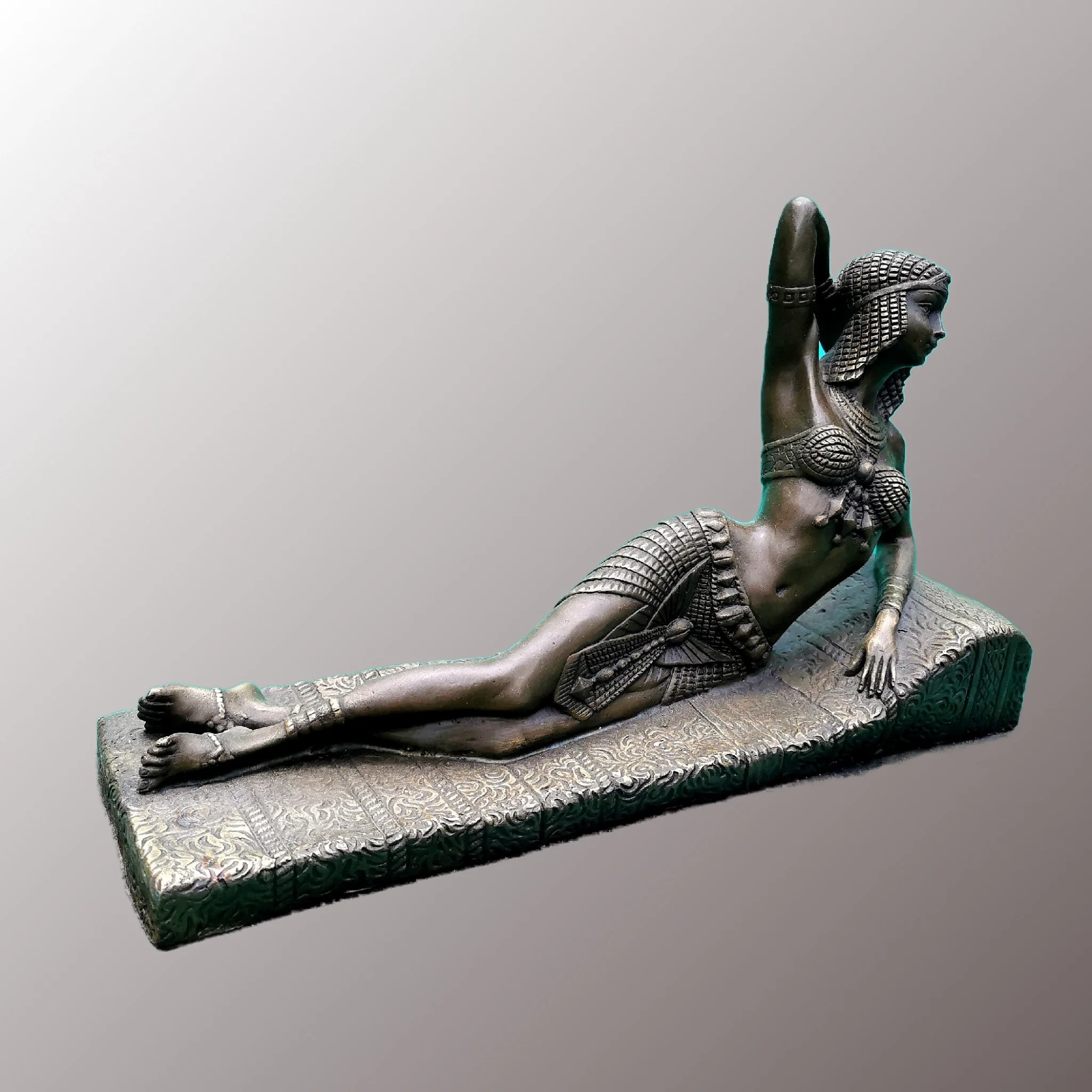 Kleopátra bronz szobor - 2. nézet